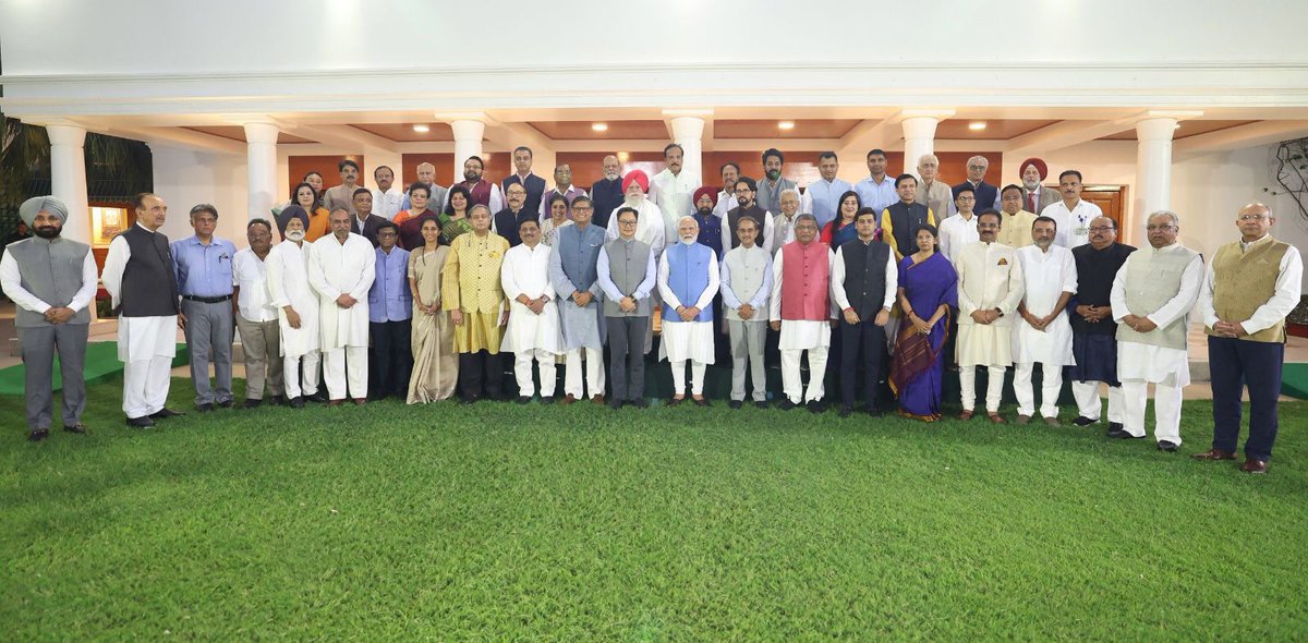 आतंकवाद के खिलाफ और ऑपरेशन सिंदूर का संदेश लेकर दुनिया के 33 देशों से लौटे 7 सर्वदलीय प्रतिनिधिमंडल के सभी सदस्यों के साथ आज आदरणीय प्रधानमंत्री जी ने मुलाकात की, मैंने आदरणीय प्रधानमंत्री जी से 3 बातें साझा की जिसमें मैंने आतंकवाद के खिलाफ गुयाना, पनामा, कोलंबिया, ब्राजील और