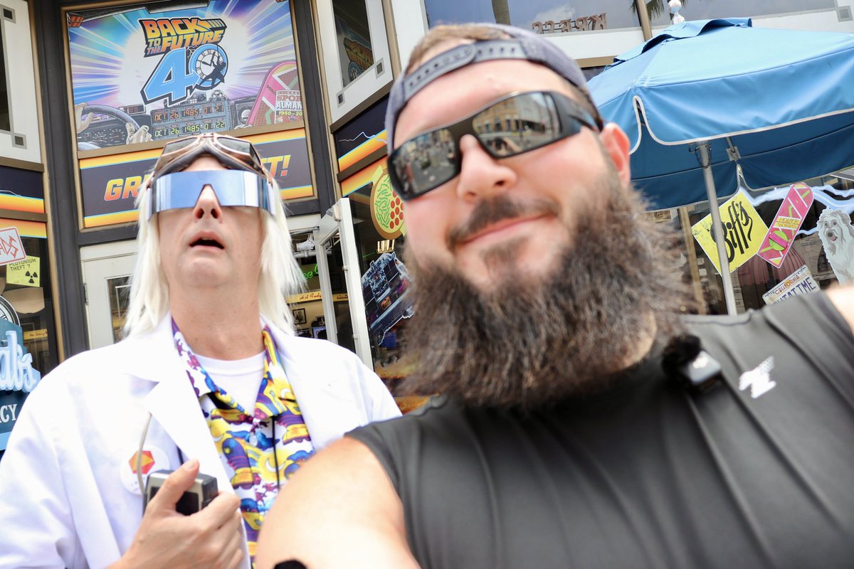 RealCupcake77's tweet image. Great Scott! ⚡️ We just bumped into *Doc Brown* at Universal Studios during the #BTTF40 celebration. 40 years of flux-capacitor madness and it still feels like 88 mph magic. 🕒🚗💨

#BackToTheFuture40 #UniversalStudios #GreatScott