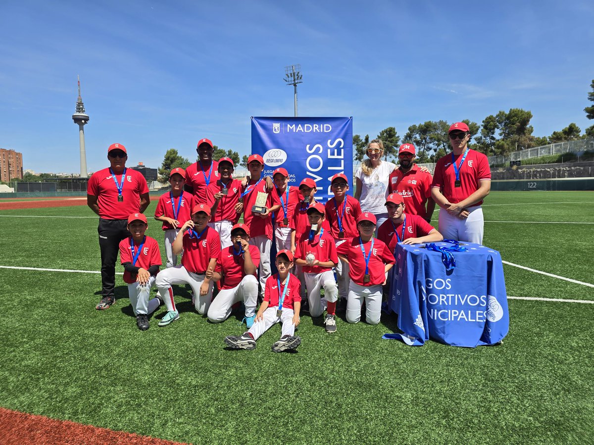 El equipo Alevín de Beisbol se proclamó Campeón de la Liga Municipal de Madrid este fin de semana. Enhorabuena a los entrenadores y jugadores por el trabajo realizado durante toda la temporada 🏆