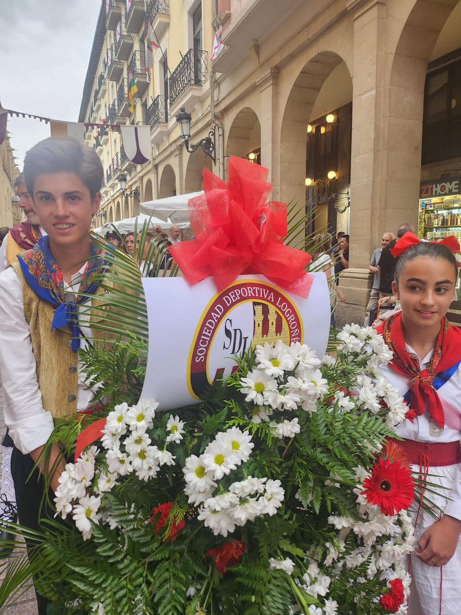 Nuestro club presente, un año más, en la ofrenda floral a San Bernabé.
🌹⚽🌹