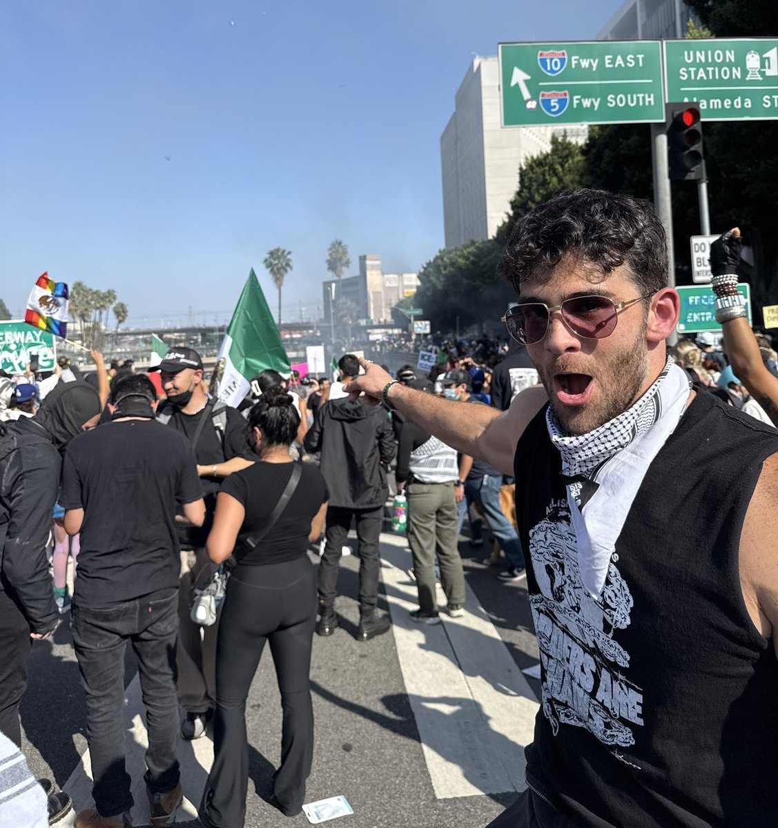Just wanted to say thank you to Hasan Piker for documenting the faces of so many rioters blocking bridges and highways in LA!

Feds can’t do it without performative activists like you!