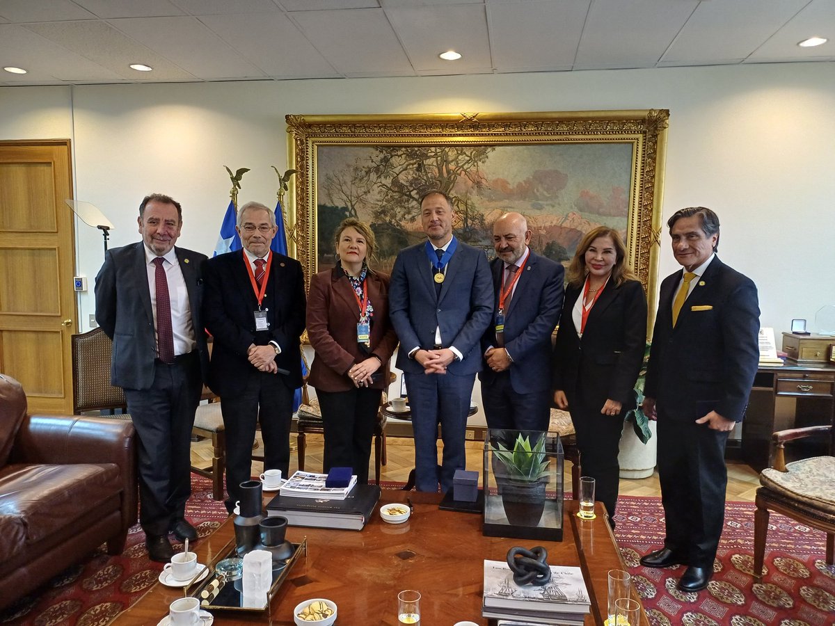 Esta mañana Directorio de la AUR, se reunió con Pdte. de la Cámara Diputados(as) para entregar un reconocimiento por la colaboración mutua entre <a href="/ChileAcademia/">academia parlamentaria</a> y la #AUR, pronto detalles!!