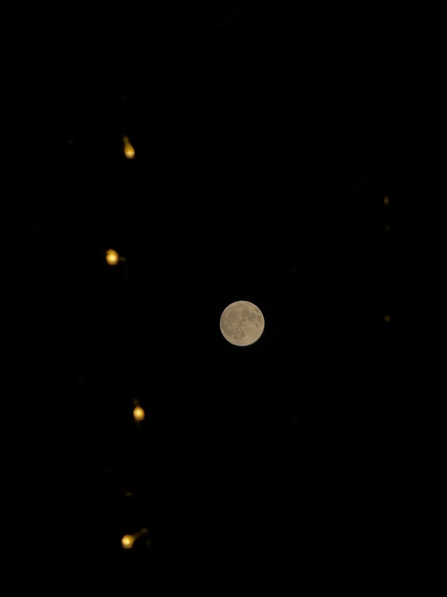 hammad_19_'s tweet photo. The Moon is beautiful isn’t it 🫠 https://t.co/KEJIALVhmU