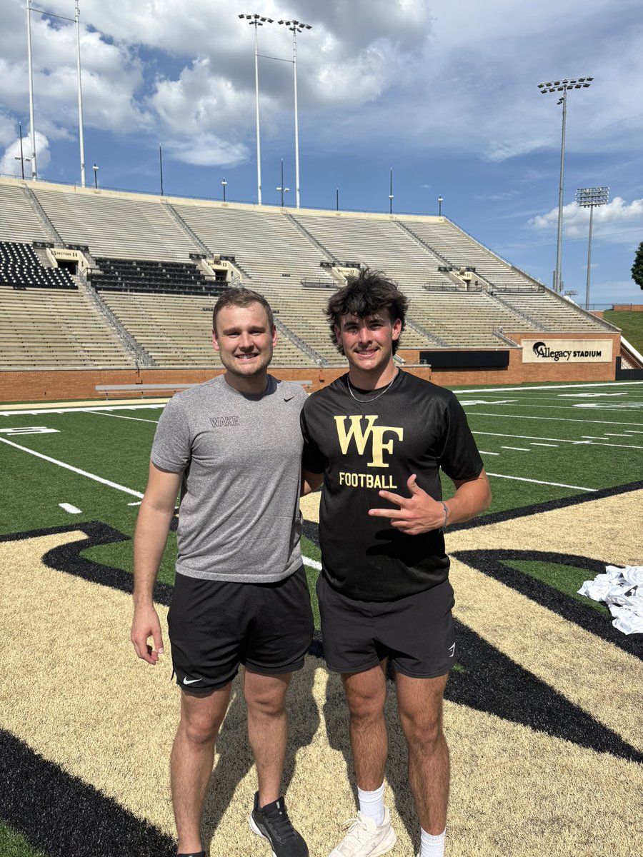 CJames_5's tweet image. Had a great camp at @WakeFB. Thank you @CoachPurling for the invite. It was great working with Coach Whit @WhitworthN. Look forward to getting back up there. #GoDeacs 🎩 @JoshNiblett @CoachD_GVL @RecruitTheG @RecruitGeorgia @TheChrisRubio