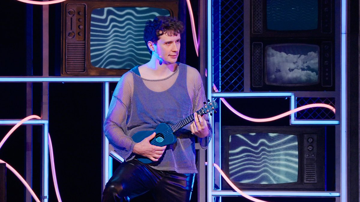 this is Not An Apology! the full #TIT soundtrack including dan’s ukulele moment is available to stream right now 🎵 open.spotify.com/album/4os1x2iK…