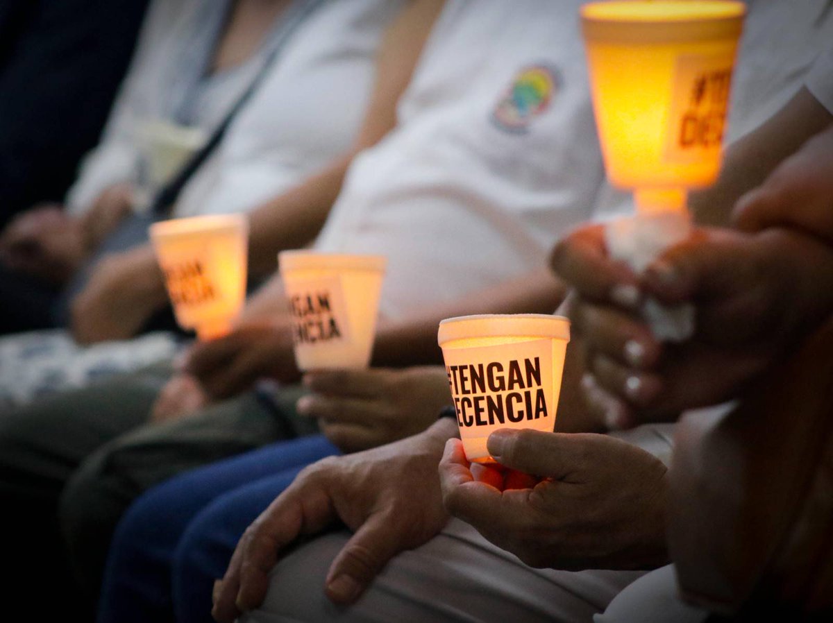 festivalesgt's tweet photo. #ElSalvador 🇸🇻🕯️ | A 22 días del encarcelamiento de Ruth López —abogada y defensora de derechos humanos— y a solo 3 días de la captura del abogado constitucionalista Enrique Anaya Barraza, ciudadanos y organizaciones de sociedad civil realizaron una vigilia por los presos políticos del régimen de Nayib Bukele.
🕯️ Encendieron velas y vistieron camisas con una misma frase: “Tengan decencia”. Estas palabras fueron pronunciadas por Ruth López el día de su captura, frente a los agentes que llegaron a su casa. Con firmeza, les dijo: “Tengan decencia. Esto un día se va a acabar. No se pueden prestar a esto”.
La frase se ha convertido en un emblema de resistencia ante el autoritarismo, un llamado ético a no ser cómplices del abuso de poder, y una exigencia de dignidad para quienes actúan en nombre del Estado salvadoreño. 🗣️🗯️
📸 @Cristosal
#TenganDecencia #LibertadParaRuth #PresosPolíticos