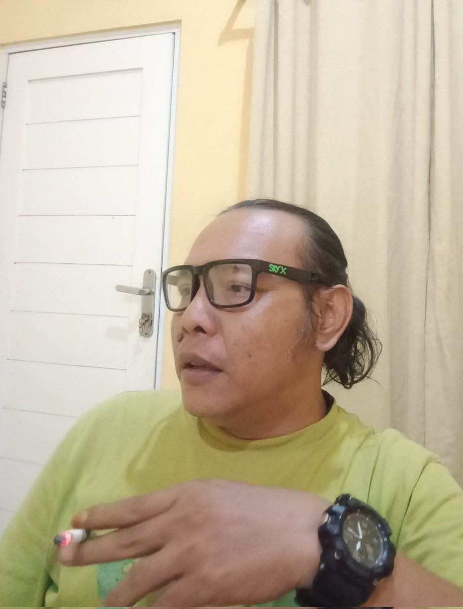 Gw gak biasa kerja, bisnis pun ternyata bukan bidang gw.
Bermusik, nulis lagu, nulis novel, ternyata itu dunia gw.
Kemana aje dunia gw...😂😂😂