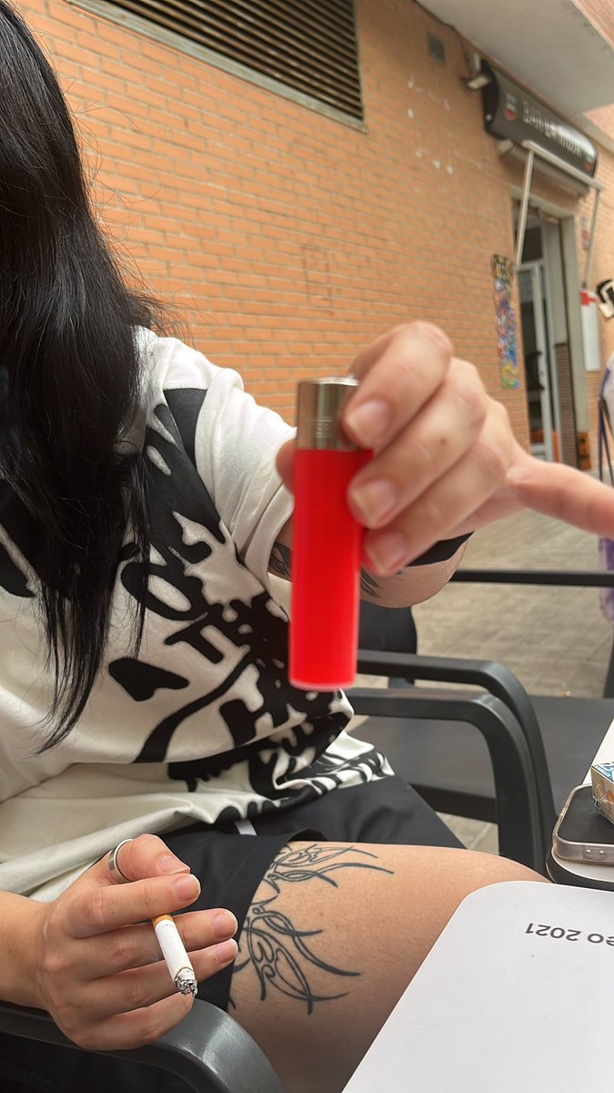 este mechero no era rojo? 
-Paula con un mechero rojo en la mano