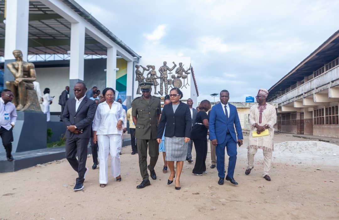 gouvbenin's tweet photo. Ce mardi 10 juin 2025 marque le début des épreuves écrites de l'examen du Brevet d'Études du Premier Cycle (BEPC), session de juin 2025, sur l'ensemble du territoire béninois. C'est au Collège d’Enseignement Général (CEG) de Gbégamey à Cotonou que la #MESTFP, Mme @TognifodeV (.) https://t.co/JG9osgD1M2