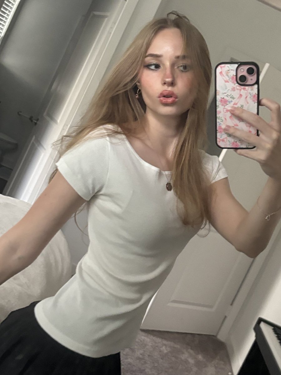 emiliescoeur's tweet image. #miraculerselfieday me + emilie = &lt;3
(sry my mirror is dirty 😔)