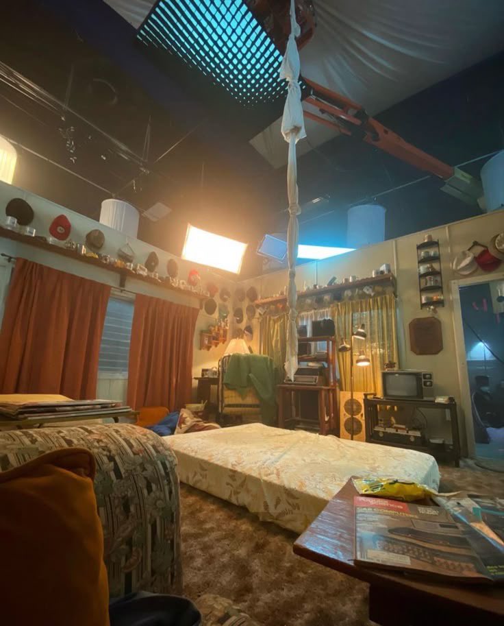 who tryna kiss me in the munson trailer