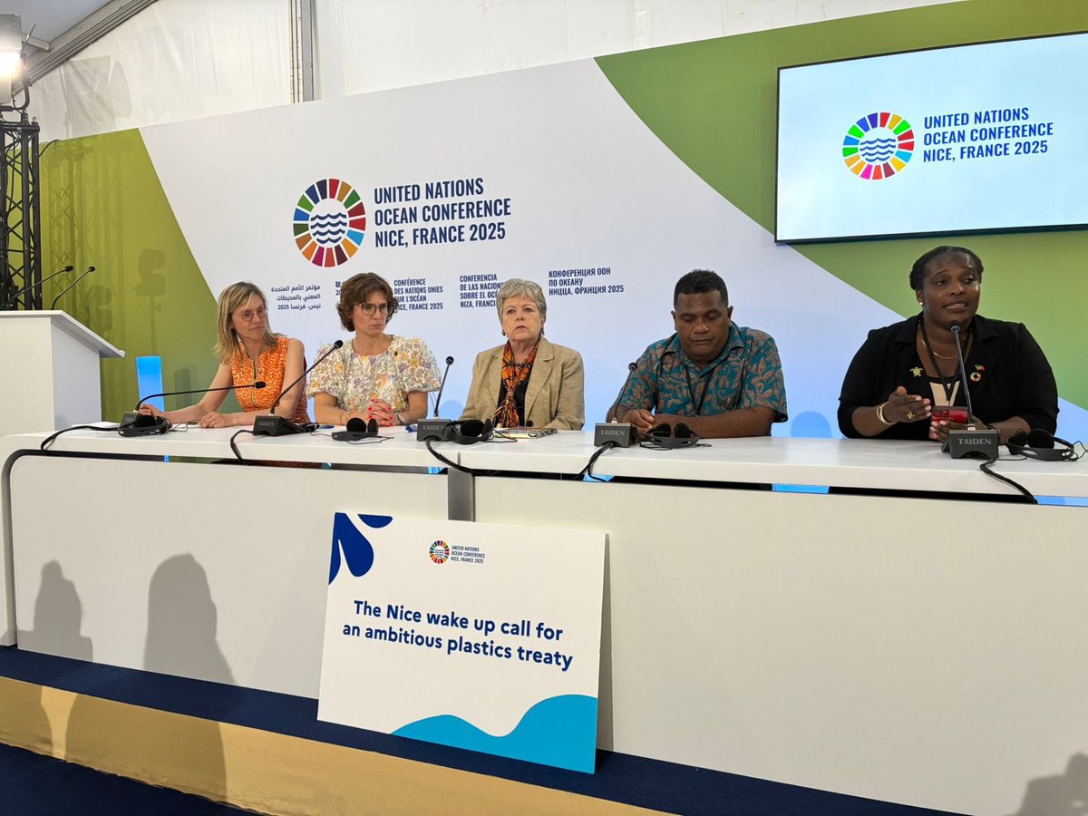 En conferencia de prensa con colegas ministras y ministros de medio ambiente en el marco de la #UNOC3, hicimos llamado a alcanzar un tratado ambicioso sobre la contaminación por plásticos. Desde 🇲🇽, impulsamos instrumento amplio y vinculante en las negociaciones en Ginebra. 📝🤝