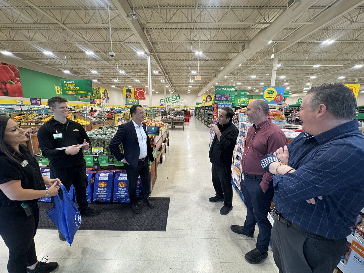 Congratulations to Jennifer, Nick, Kyle and the Food Basics Oak Ridges team on receiving the Platinum Award in the 2024 Foodland Ontario Retailer Awards! 

Thank you for proudly promoting Ontario-grown fruits and vegetables!