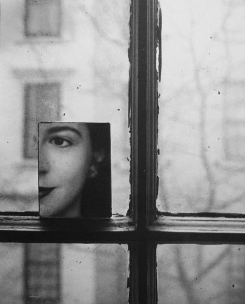 Helenablava's tweet image. Imposible retroceder en el tiempo y rellenar espacios abandonados.
Siempre queda convertirlos en enigmáticos poemas de la memoria.
📷 Bill Binzen