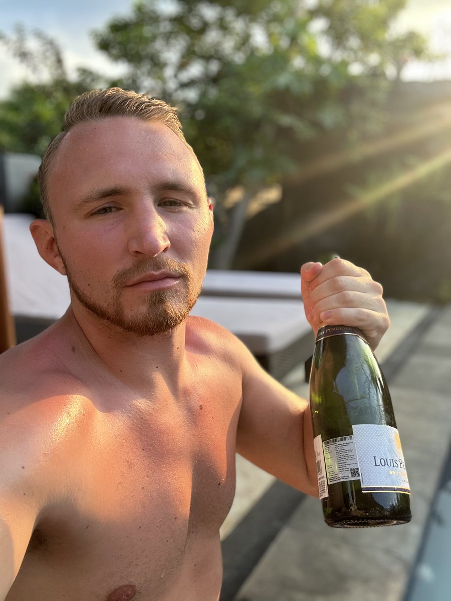 सुनो!
तुम मेरे हो!
तुम्हें मेरी आज्ञा माननी होगी!
मैं तय करता हूँ कि तुम्हें क्या भेजना है!
और अब, घुटनों के बल नीचे!
आज ही 10€ भेजो!
और अच्छा महसूस करो!