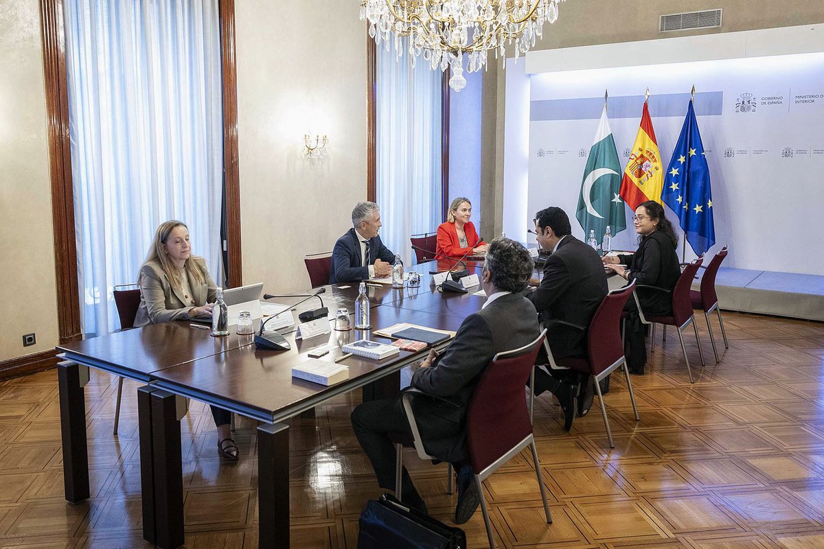🇪🇸🇵🇰 Grande-Marlaska recibe al ministro de Estado del Interior de #Pakistán, Muhammad Tallal <a href="/MOIOfficialPak/">Ministry of Interior Pakistan (Official)</a>.

ℹ️ Cooperación policial y lucha contra el terrorismo, principales asuntos abordados en la reunión celebrada en la sede de <a href="/interiorgob/">Ministerio del Interior</a>.