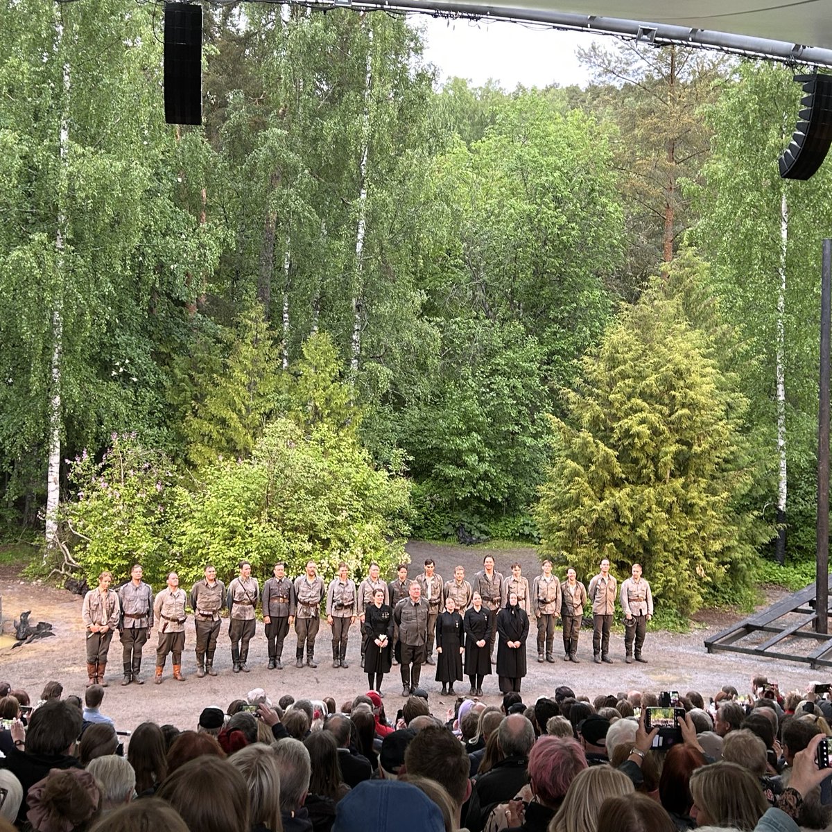 Vaikuttava tulkinta Väinö Linnan Tuntemattomasta sotilaasta! Tuttu tarina, hahmot ja taistelutantereeksi muuttunut Pyynikin kesäteatterin miljöö toivat sodan mielettömyyden elävänä katsojan eteen. 

Väliajalla toivoimme läsnä olleen veteraanin kanssa: ei sotaa koskaan enää! 🇫🇮