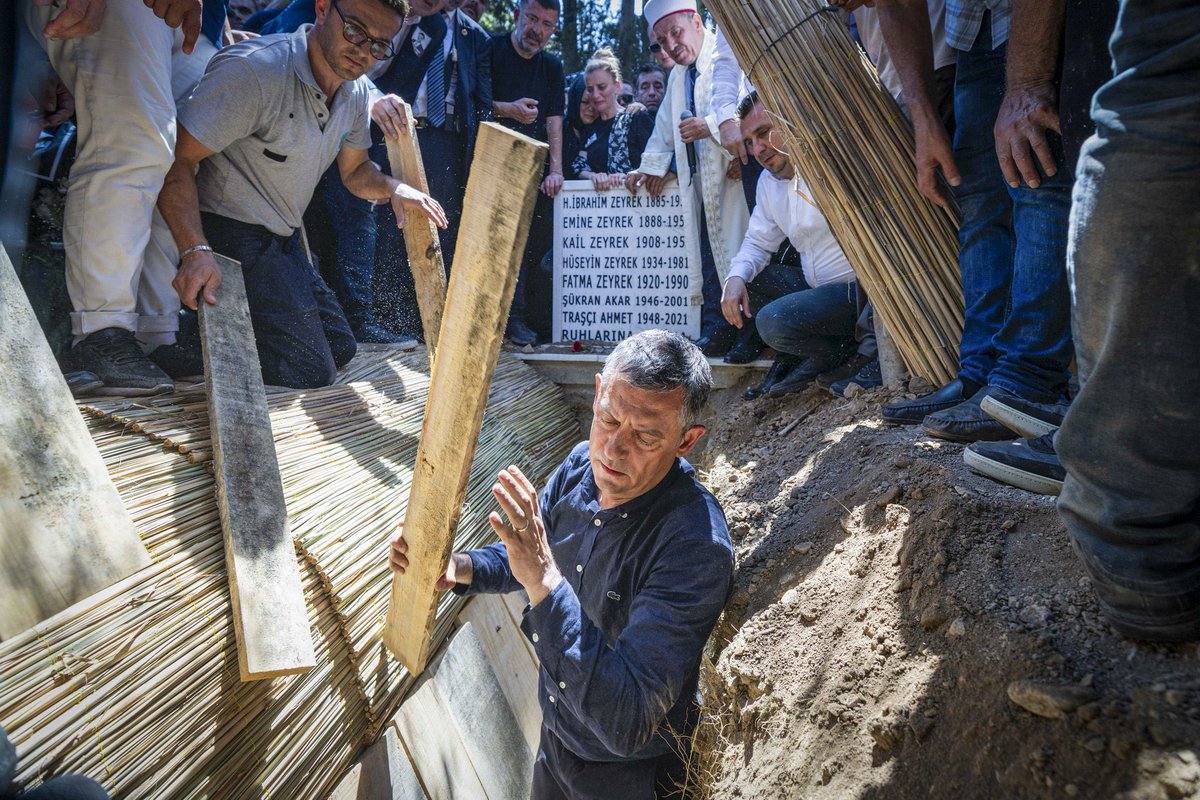 Özgür Özel'in değil birilerini sırtından hançerlemek ! 

Sevdiği inandığı hiç bir dava arkadaşını yarı yolda bırakmayacak kocaman bir yüreği varmış...

Bu adama laf edenler karanlığın elçileridir net ...