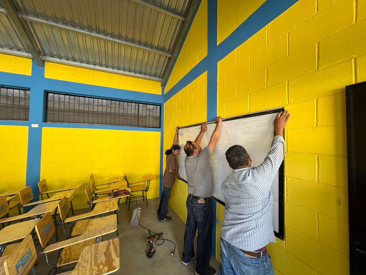 RamiroOcasio's tweet image. Contento de comunicar que llegaron las pizarras y los pupitres a uno de los proyectos más grande que hemos construido en Honduras. El centro básico está ubicado en Choloma y le daremos la ignauracion muy pronto!
@FEIHonduras 10 aulas, un auditorio y otras cosas más!