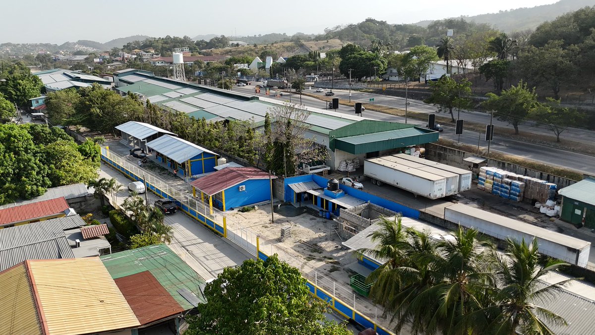 RamiroOcasio's tweet image. Contento de comunicar que llegaron las pizarras y los pupitres a uno de los proyectos más grande que hemos construido en Honduras. El centro básico está ubicado en Choloma y le daremos la ignauracion muy pronto!
@FEIHonduras 10 aulas, un auditorio y otras cosas más!