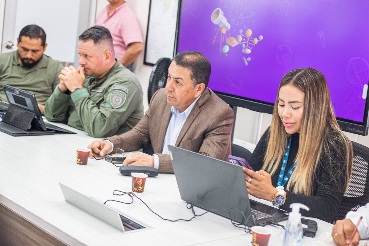 JuanCarlosM_B's tweet photo. Lo que ocurre en el suroccidente colombiano es muy grave, y en Popayán no vamos a bajar la guardia.

Condenamos con contundencia los hechos violentos registrados en municipios vecinos y expresamos nuestra solidaridad con las familias de las personas asesinadas y afectadas por esta ola de violencia.

En nuestra ciudad hemos activado un plan preventivo con Policía y Ejército: retiro de vehículos en zonas institucionales, control de motos y vigilancia reforzada en puntos sensibles.

La seguridad de los payaneses es nuestra prioridad. A la ciudadanía le pedimos que mantenga la calma, pero esté muy atenta. Reportar a tiempo salva vidas. El Gobierno Nacional ofrece una recompensa de hasta $300 millones por información que permita la captura e identificar a los responsables de los hechos terroristas en el suroccidente.

Aquí no hay espacio para el miedo ni para la delincuencia.