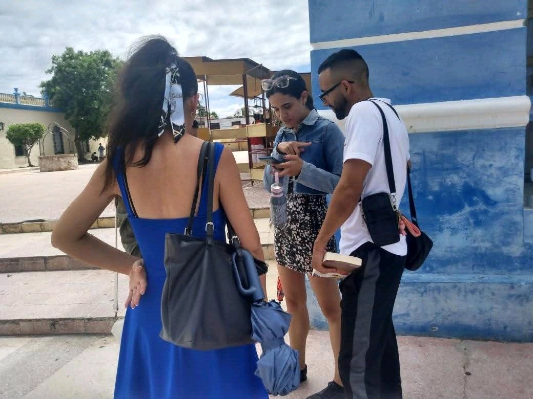 tiempo21cuba's tweet photo. El #Pikete de #RadioVictoria #LasTunas en el proceso productivo de sus primeros programas a partir del 30 de junio. Síguenos en todas las redes. @alibarrios1 @GretelTv @angeluis04 @YenimaD @YamileydisMP https://t.co/MldcOyfsW6