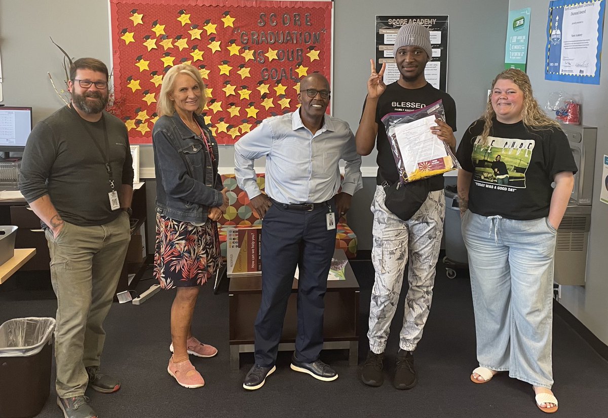 Mr. Robinson tweet media