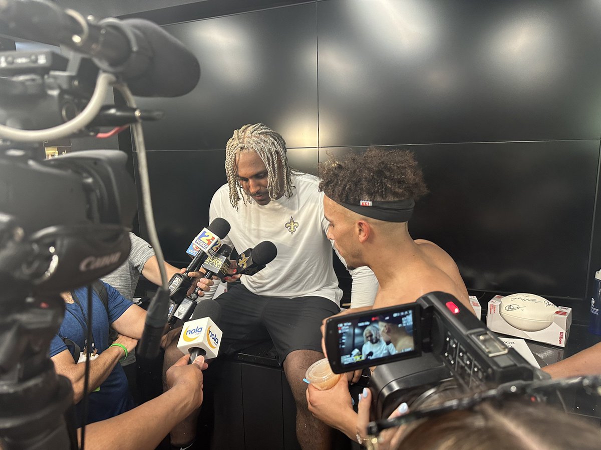 Tra Fluellen continues to show his versatility. This time by interviewing Cam Jordan in the scrum after #Saints practice. 😂