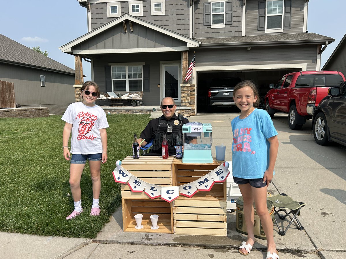 Officers have been having some SWEET luck on patrol this week — stumbling upon lemonade stands and sno cone stops around the neighborhoods! 🍋🍧 

Big thanks to our young entrepreneurs for keeping our team cool and refreshed this summer!

#policingwithpride #lemonadestand