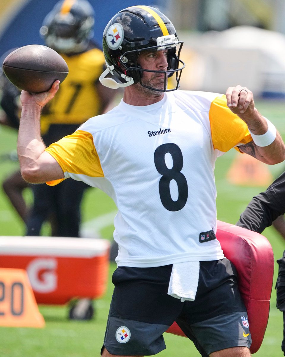Your first look: Aaron Rodgers in #Steelers gear. 

(📸 <a href="/NFL/">NFL</a>)