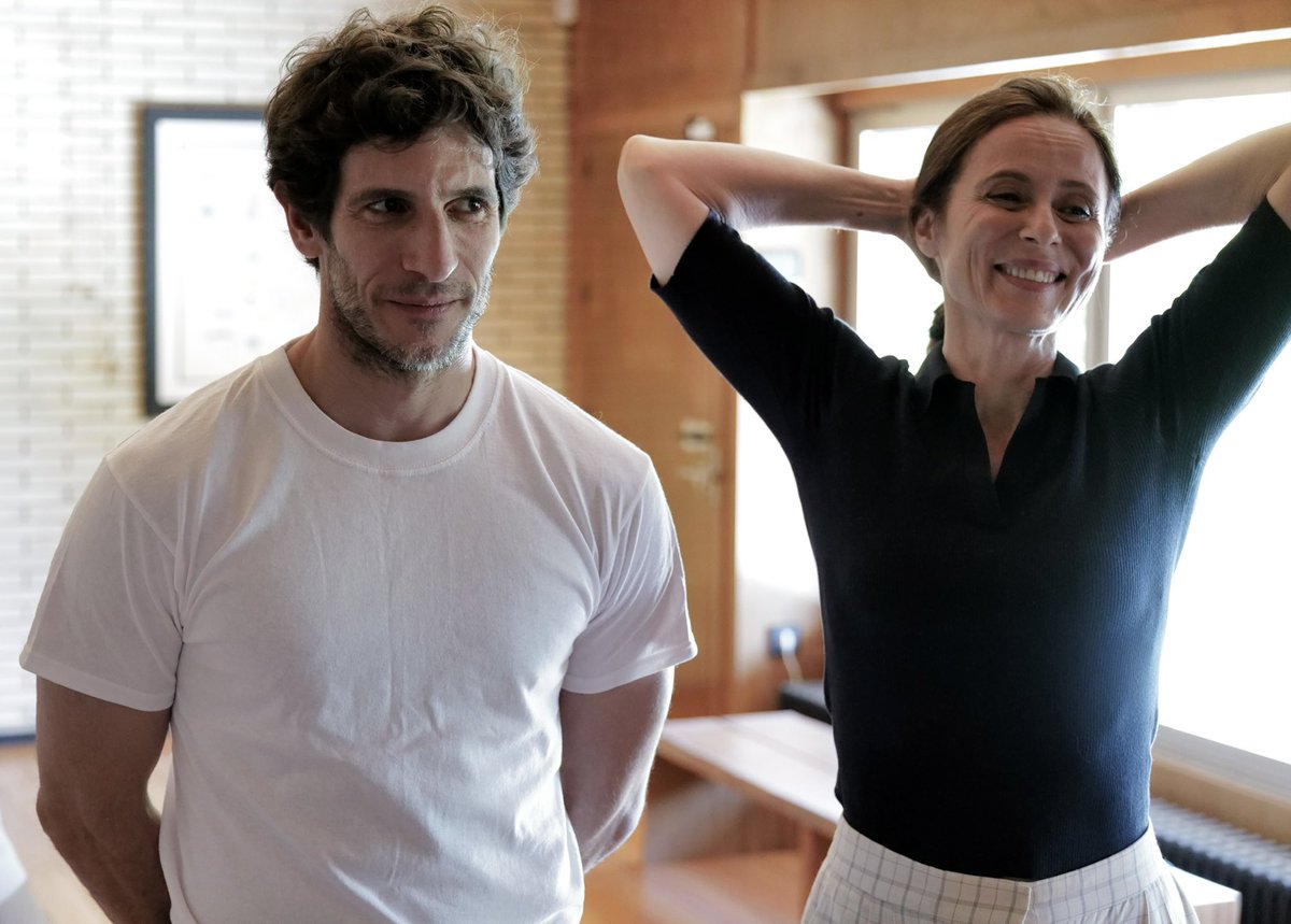 Quim Gutiérrez y Aitana Sánchez-Gijón, también son parte del elenco de "Amarga Navidad", la nueva película de Pedro Almodóvar. 

En la fotografía, ambos actores durante los ensayos previo a rodar.