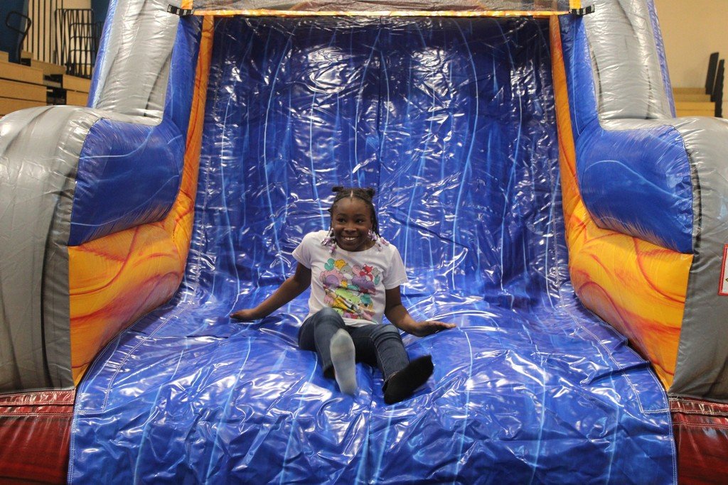 Watch out...big readers coming through! Students who read over TEN books for the LP reading challenge got to take a walking trip to EIMS to try out the bounce house obstacle course! 👏 📚