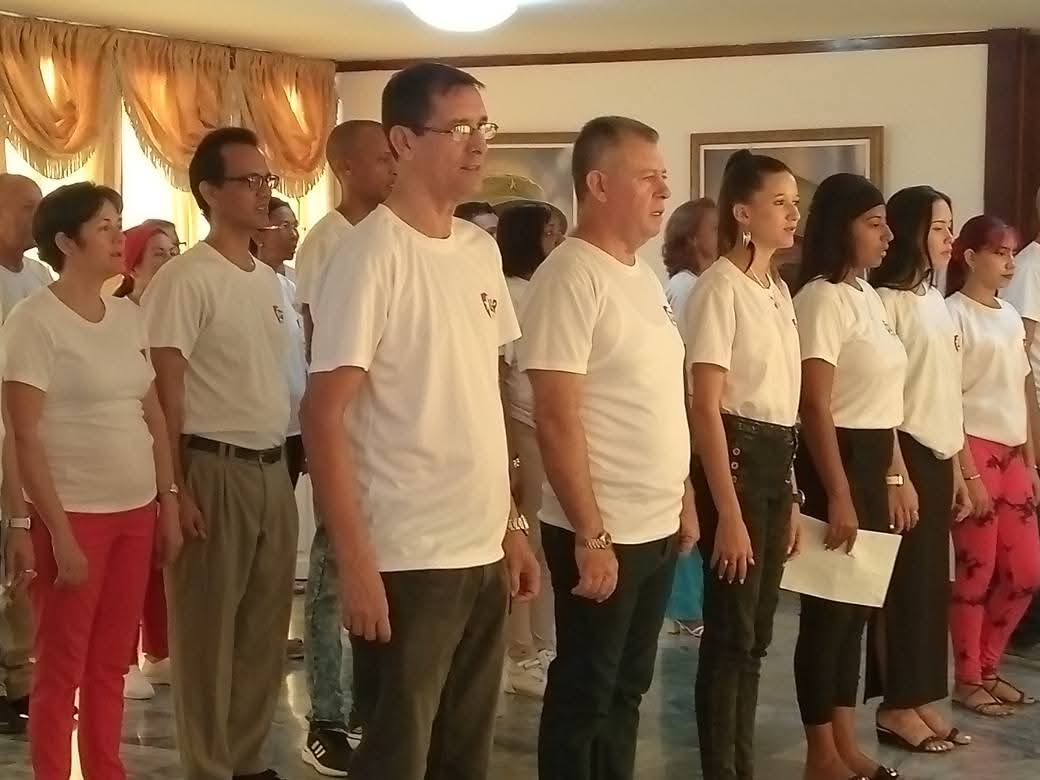 Con #HonorHolguinero los trabajadores de la Contraloría  General de #HolguínSí firman el código de ética de la Revolución y a la vez reciben la condición de colectivo distinguido nacional de #Cuba 🇨🇺.  ¡Muchas Felicidades!