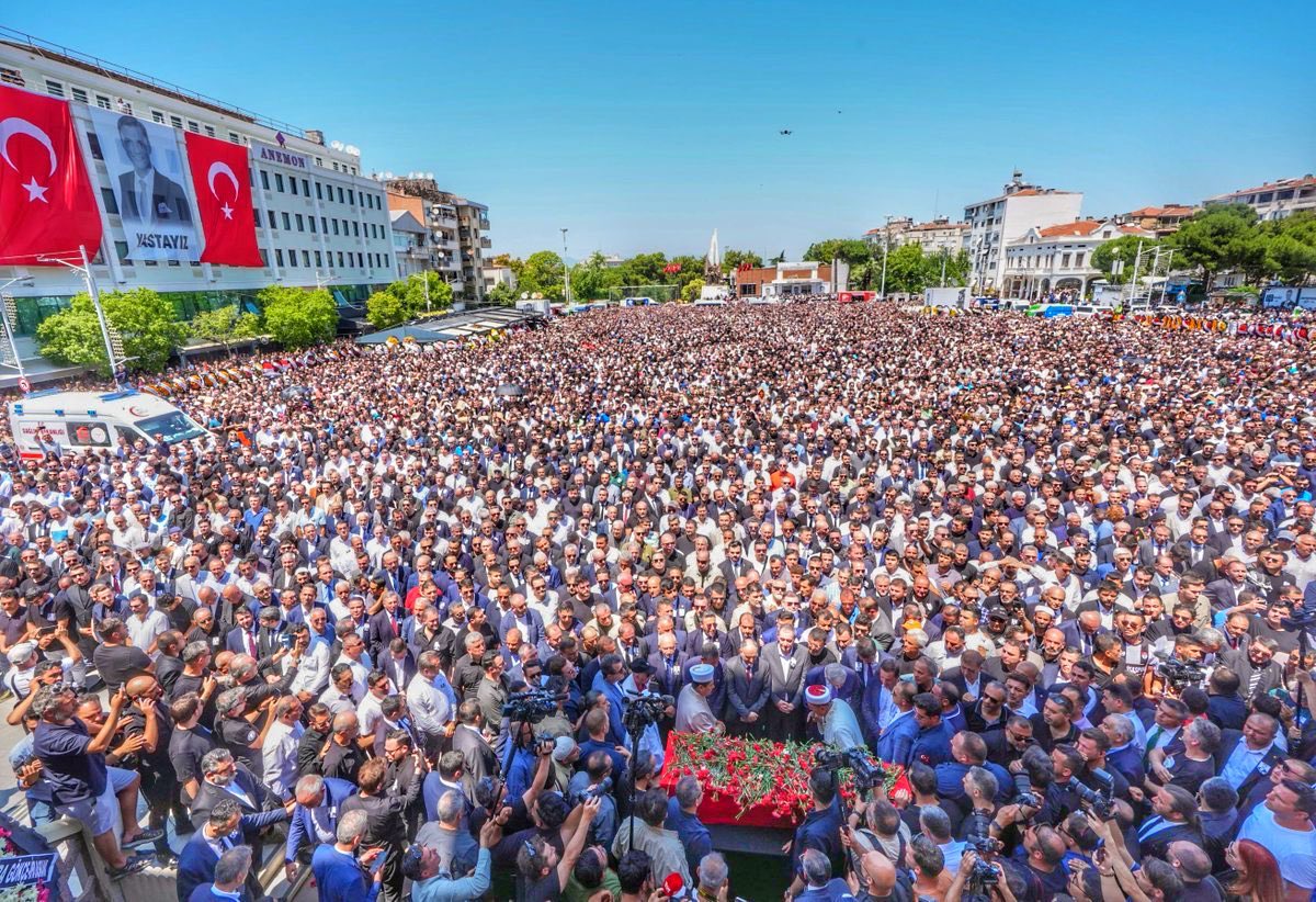 Manisa, Osmanlı'da en önemli sancaktı. Manisa sancağında olan şehzade, veliaht şehzadeydi. 

Henüz doyulamayan, hayranlıkla bakılan bir şehzade gibi; taşan, fışkıran bir sevgiyle uğurlandı Ferdi başkan.

Bu halk, böyle yüreklere işlemiş bir insanı unutmaz.
