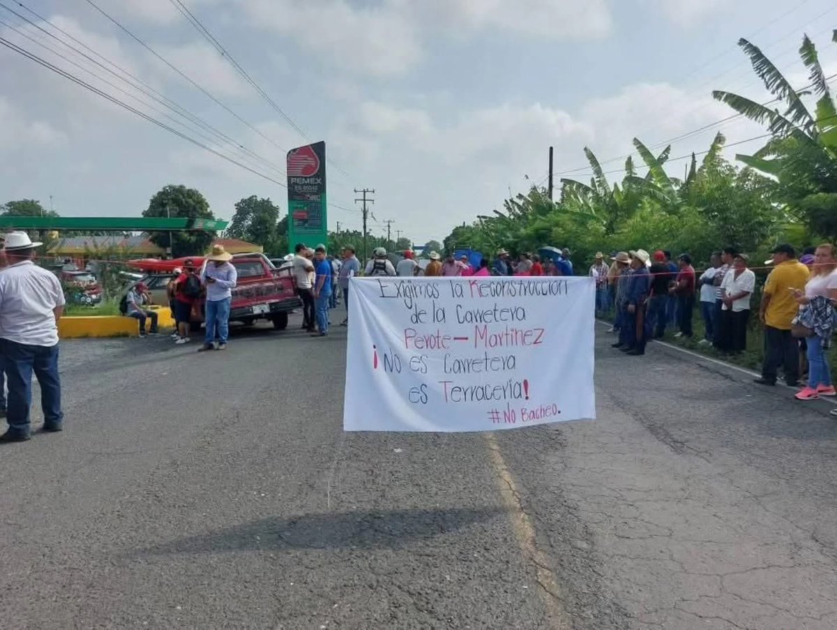 danielperez312's tweet photo. @PonchoGutz Podrían darle difusión a un paro carretero que lleva más de 1 día en la comunidad de Tlapacoyan Veracruz. Municipio gobernado por Morena, con diputados estatales y federales de Morena, gobernadora de Morena Y no hay respuesta de ninguna institución de gobierno… https://t.co/Z9dBTR8IN1
