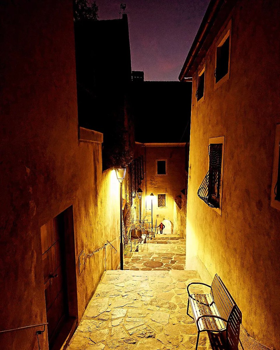 Man verspricht Finn einen lockeren Weg, um an sein Geld heranzukommen. Doch dies stellt sich in meinem #Roman "Die #Pandajäger" als falsch heraus. Links zum #Buch u. #Book 👉 hmm-info.de/e-books/die-pa…

#Lesetipp #Abenteuer #Action #Thriller #Buchtipp #Spannung #lesenswert #Lesen