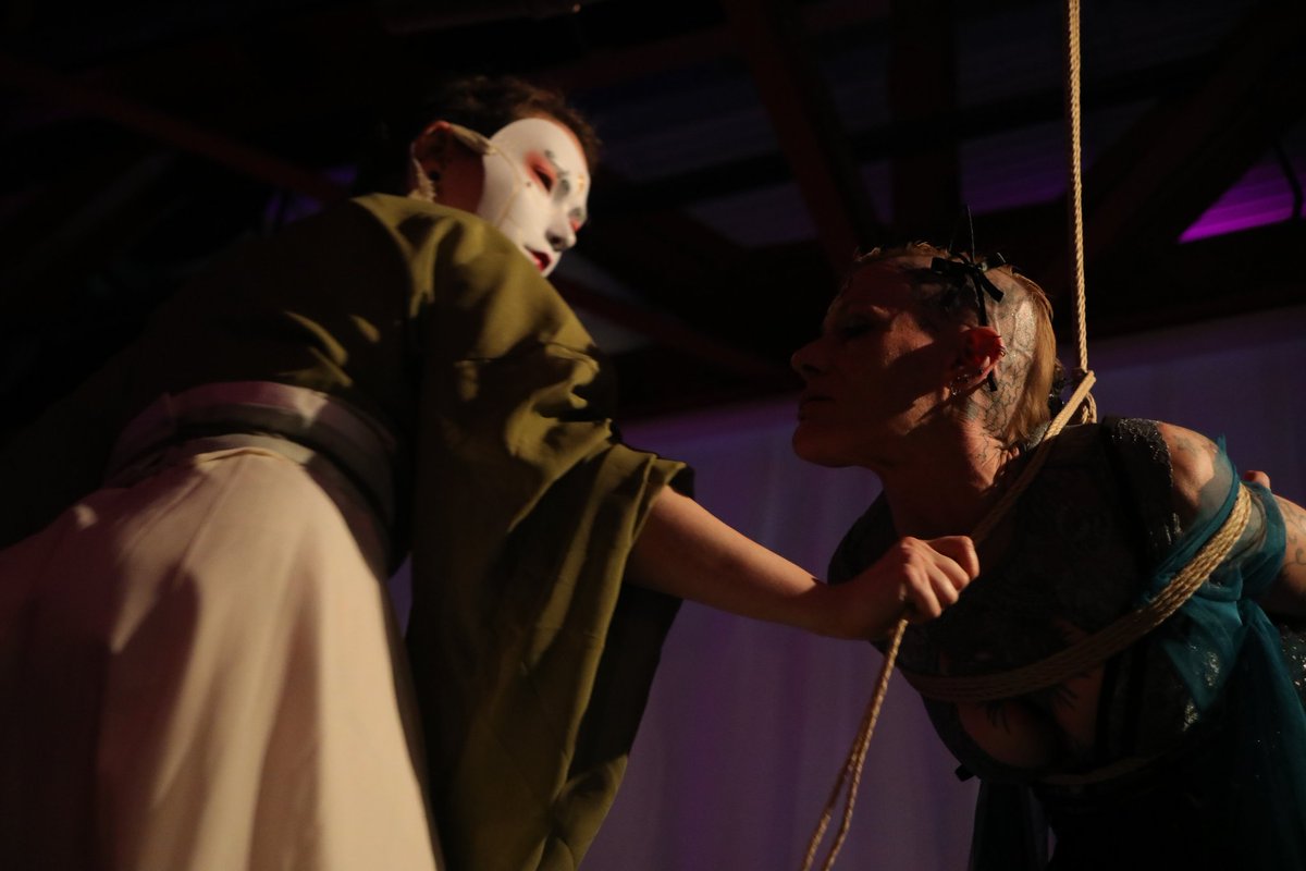 Do you wanna feel how it feels? 
Do you wanna know, know that it doesn't hurt me? 
Do you wanna hear about the deal that I'm making?

Aus der Performance auf der <a href="/SubRosaDictum/">SubRosaDictum</a> mit LucyLaCat