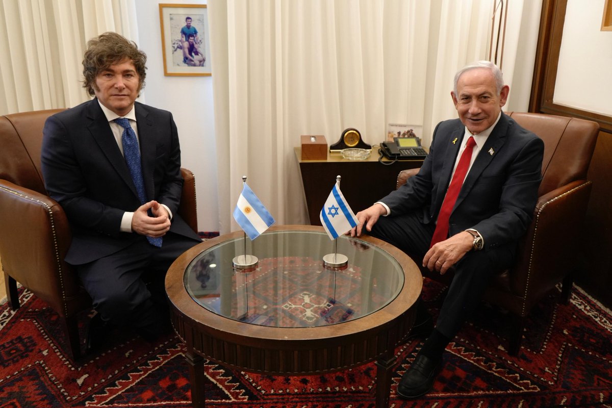 Mientras Argentina se adentra al caos total, Israel aprovecha el entreguismo cipayo de Milei. Netanyahu logró varios "acuerdos comerciales" (recursos naturales) y quedarse con contratos de Defensa. No hay que perder de vista todo lo que está sucediendo.