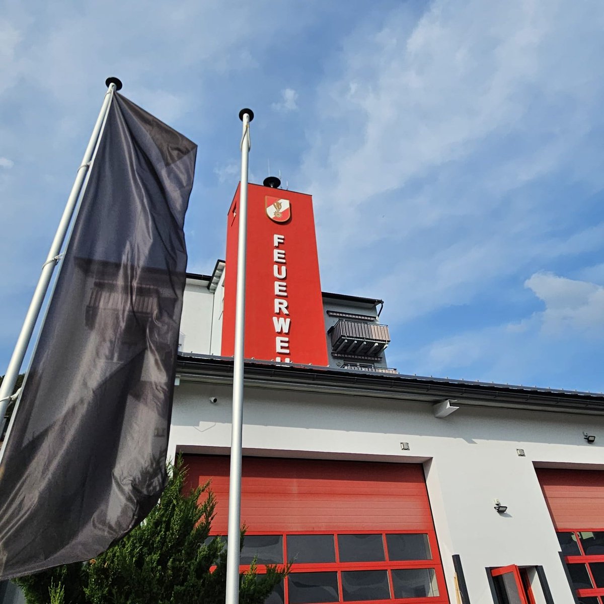 Mit tiefer Erschütterung haben wir vom tragischen Geschehen an der Grazer Schule erfahren. Unsere Gedanken sind bei den Opfern, Angehörigen und allen Betroffenen. In dieser schweren Zeit stehen wir als Teil der Feuerwehrfamilie in Gedanken an eurer Seite. 🕯️
#graz #Amok #trauer