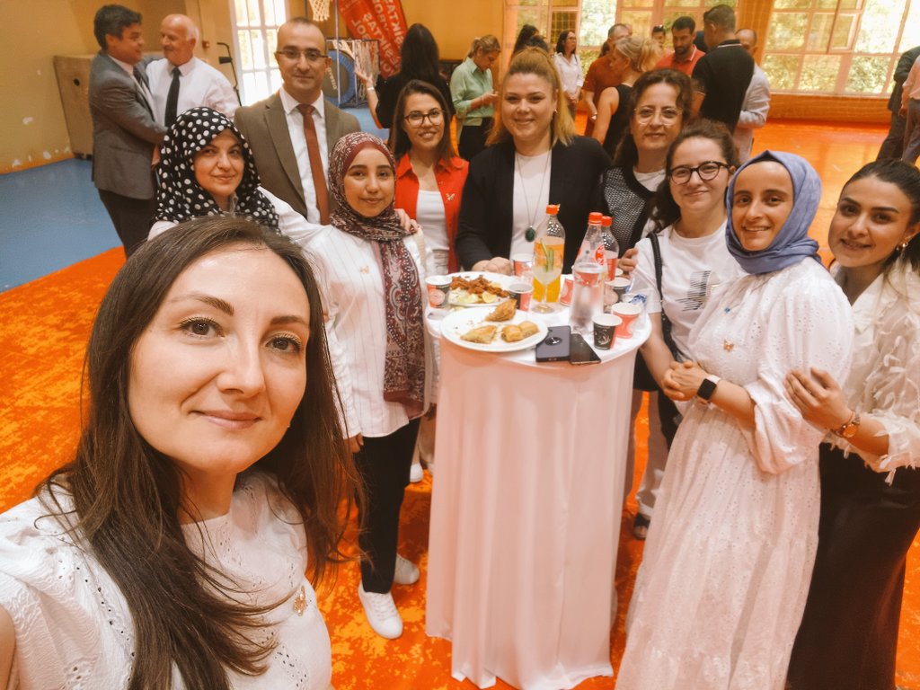 SubuPDB's tweet photo. Personel Dairesi Başkanlığı olarak üniversitemizde gelenekselleşen Bayramlaşma törenine katıldık. Vaktimizin çabuk geçtiği sıcacık bir ortamda bayram sohbetlerimiz ettik . Emeği geçen herkese teşekkür ederiz , bayramlar birlikte güzel 🍬🌸💐 https://t.co/tCgIlkLo78