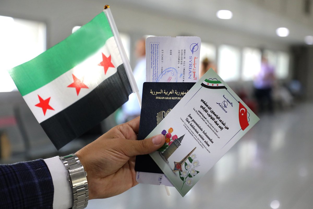 "من شذى الياسمين الدمشقي إلى عبق التوليب التركي".. الخطوط الجوية السورية تُطلق، اليوم الثلاثاء، أولى رحلاتها من مطار دمشق الدولي إلى مطار إسطنبول وذلك بعد انقطاع استمر لنحو 12 عاما.

🇹🇷 🇸🇾