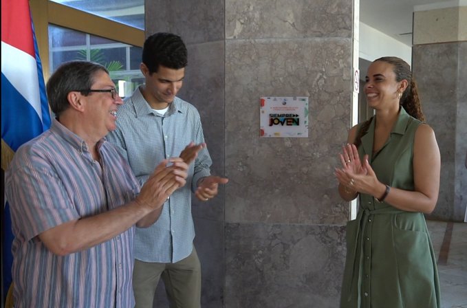 Nuevo motivo de orgullo para la familia @Cubaminrex fue recibir la condición #SiempreJoven que la <a href="/UJCdeCuba/">UJC de Cuba</a> otorgó a nuestro Comité UJC-MINREX.

Calurosa felicitación a los jóvenes quienes hoy son dignos continuadores del compromiso por la defensa y progreso de la Revolución.