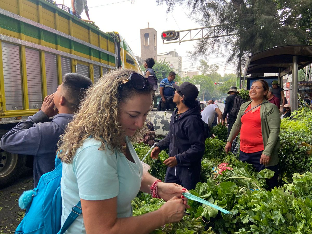 Imagen Información (@noticiasimagen) on Twitter photo #ATENCIÓN agricultores y productores de la <a href="/CdeAbastoCDMX/">Central de Abasto CDMX</a> mantienen bloqueo y regalan sus productos en el cruce de Eje 1 Poniente (Cuauhtémoc) y Eje 5 Sur (Eugenia) <a href="/BJAlcaldia/">Alcaldía de Benito Juárez</a> denuncian varias anomalías en el área de #Subasta | Imágenes de <a href="/JCWilliams54/">J.C. Williams 🐶</a> #ATENCIÓN agricultores y productores de la <a href="/CdeAbastoCDMX/">Central de Abasto CDMX</a> mantienen bloqueo y regalan sus productos en el cruce de Eje 1 Poniente (Cuauhtémoc) y Eje 5 Sur (Eugenia) <a href="/BJAlcaldia/">Alcaldía de Benito Juárez</a> denuncian varias anomalías en el área de #Subasta | Imágenes de <a href="/JCWilliams54/">J.C. Williams 🐶</a>