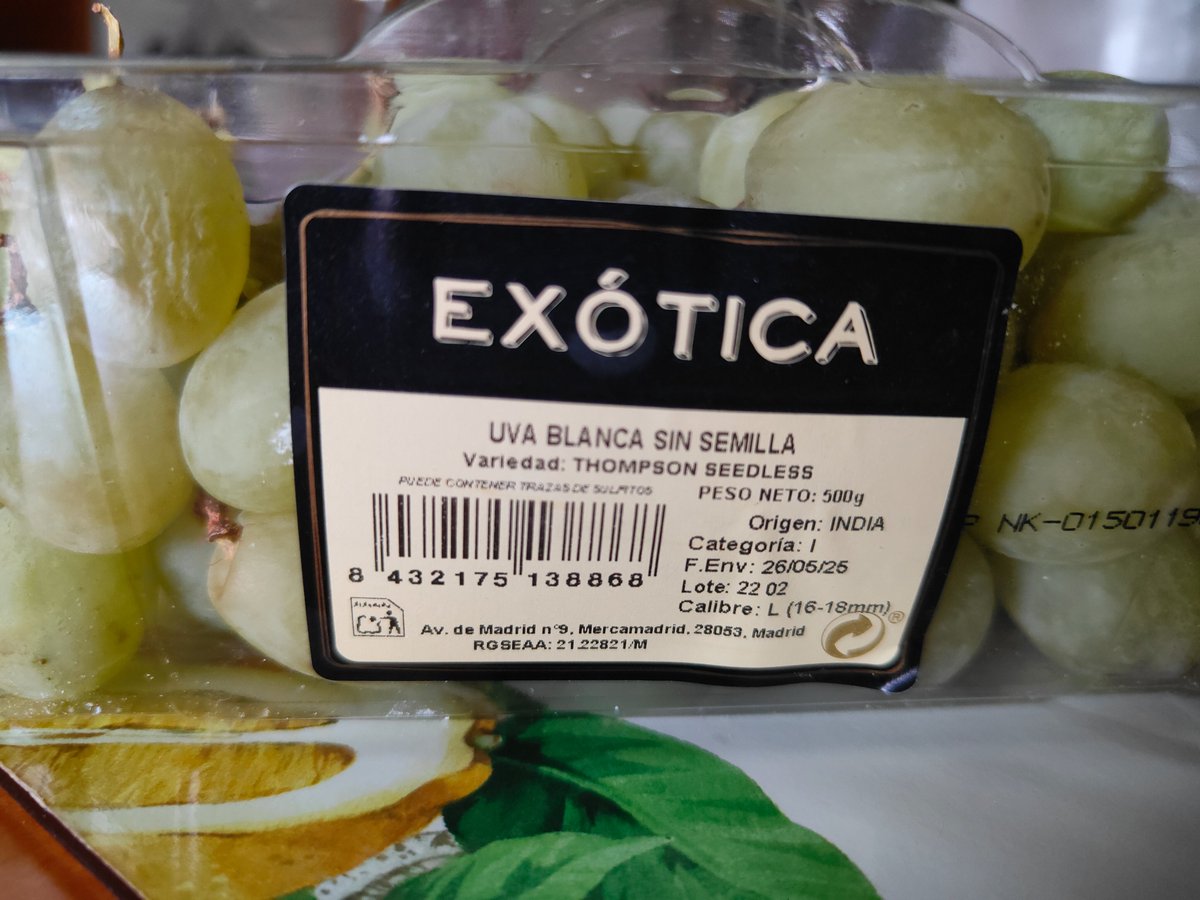 Hoy de postre, tras la cena, unas uvas cultivadas bajo las más estrictas normas sanitarias europeas que deben afrontar los agricultores europeos sino quieren ser sancionados con fuertes multas. Las uvas llegan directamente de los aledañoss del Ganges, río que se caracteriza por