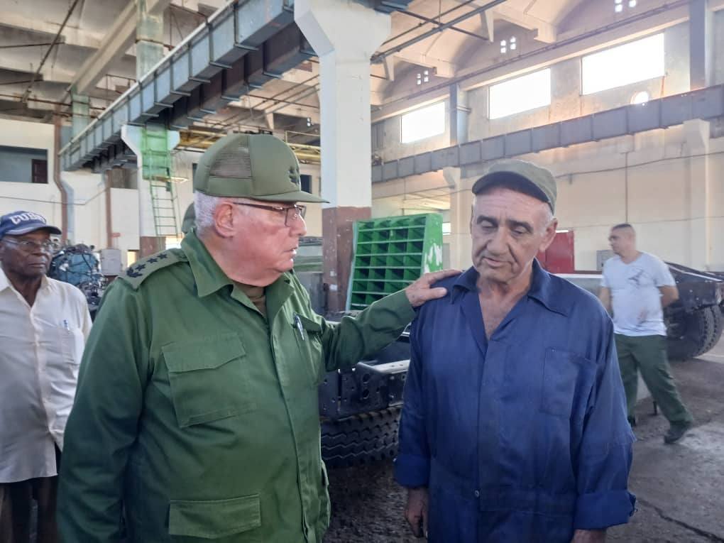 Visita del Ministro de las <a href="/MinfarC/">Minfar_Cuba</a>  General de Cuerpo de Ejército Álvaro López Miera a la Emi Cor. Francisco Aguilar Rodríguez de #SanctiSpíritusEnMarcha  #Cuba Comprobó el estado de las producciones e intercambió con trabajadores. #UnidosXCuba 
#TumbaElBloqueo #CubaVencerá