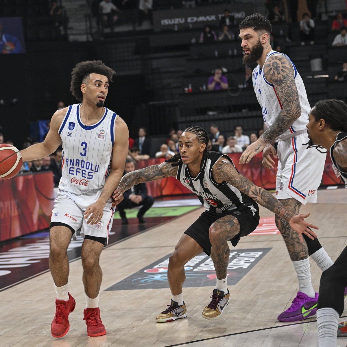 Anadolu Efes, Beşiktaş'ı 94-87 mağlup ederek BSL yarı final serisinde 2-1 öne geçti.