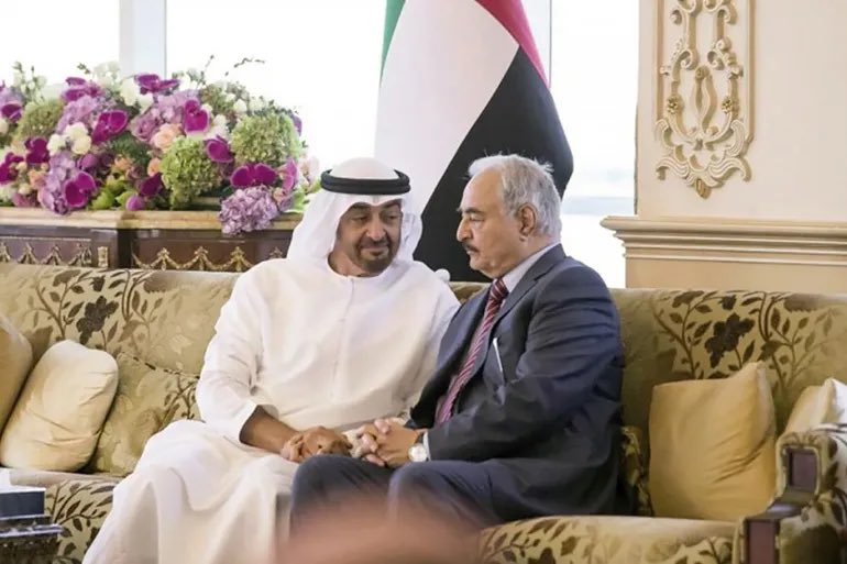 🚨 #الامارات تُراهن على حفتر بعد فشل وتدمير مليشياتها في ولايات الخرطوم والجزيرة والنيل الابيض وسنار!
مشروع تركيع السودان يتنقل من تشاد إلى ليبيا وجنوب السودان .. ومن غرفة عمليات لأخرى.. والهدف: إجبار السودان على التفاوض تحت النار!

لكن اسمعها جيدًا يا ابن زايد :
قسـمًا بالله لو