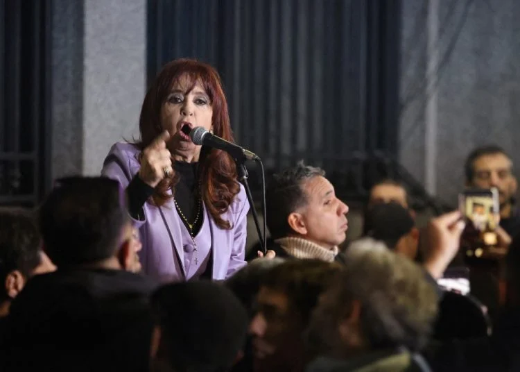 HispanTV_Brasil's tweet photo. O QUE ESTÁ ACONTECENDO NA #Argentina ?

Hoje, dia 10 de junho, A Suprema Corte argentina, se pronunciará sobre a sentença que condena a ex-presidenta Cristina Fernández de Kirchner a seis anos de prisão e a exclui das eleições. A HispanTV Brasil criou esse fio para resumir tudo🧵 https://t.co/RTIkUQOMCu