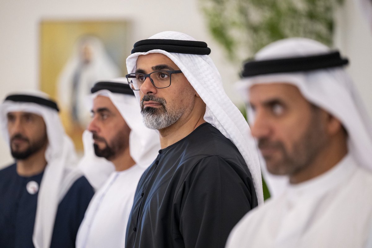 #صورة_اليوم 📸

صاحب السمو الشيخ محمد بن زايد آل نهيان رئيس الدولة حفظه الله ورعاه يستقبل ضيوف برزة قصر البحر في أبوظبي