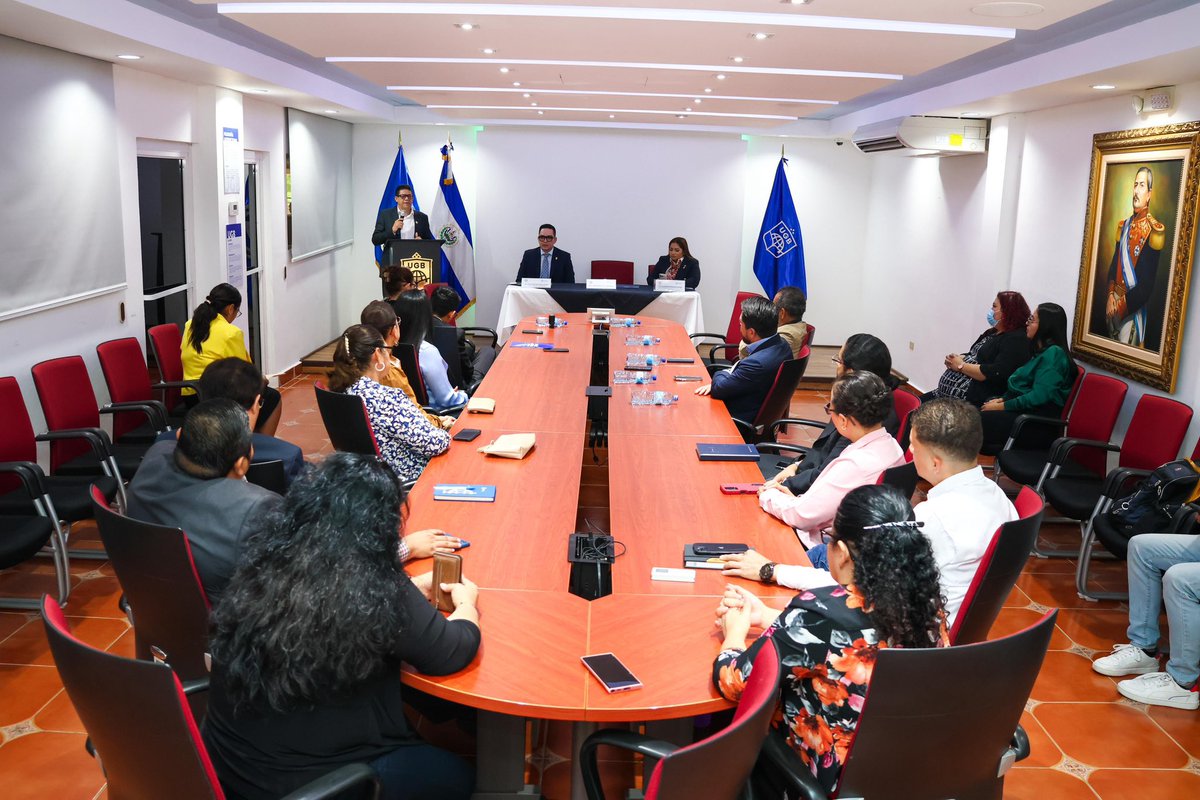 DanielmarquezSV's tweet photo. Como diputado del @parlacensv realizamos la firma del convenio entre nuestro presidente @CarlosHdez_SV y la Universidad Gerardo Barrios, apostado al desarrollo profesional de nuestros jóvenes 🇸🇻 https://t.co/LDJp18OgGc